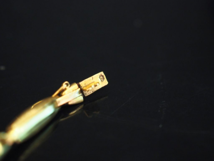 Montre bracelet de dame, boitier et bracelet en or jaune.  Cadran octo