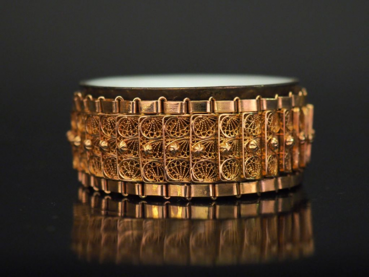 Bracelet manchette articulé en or jaune, à décor de maillons ajourés e