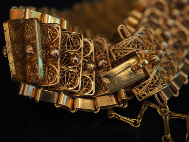 Bracelet manchette articulé en or jaune, à décor de maillons ajourés e