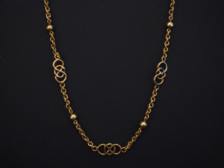 Sautoir en or jaune, à décor d'entrelacs et de boules. Long. 74 cm Poi