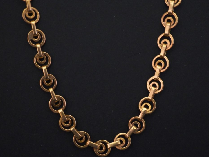 Collier souple en or jaune, à décor de disques ajourés. Long. 56 1/2 P