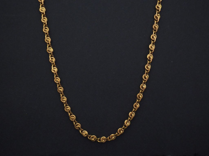 Chaine en or jaune, composée de maillons entrelacés. Long. 60 cm Poids