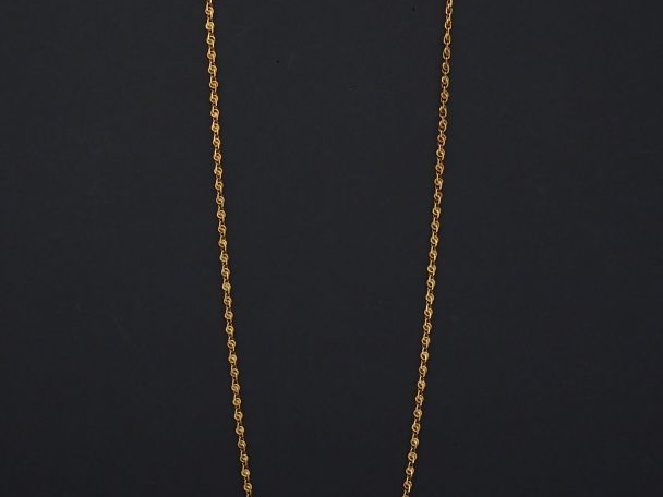 Chaine en or jaune, composée de maillons entrelacés. Long. 60 cm Poids