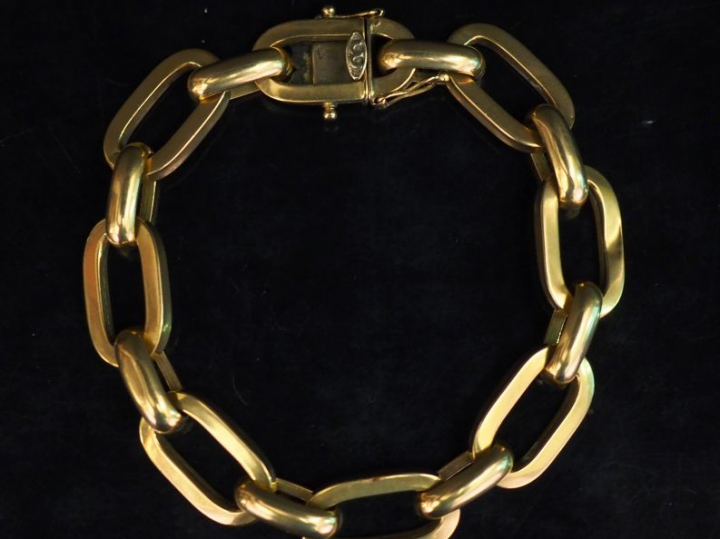 Bracelet articulé en or jaune, maille forçat. Long. 20 cm Poids. 15,85