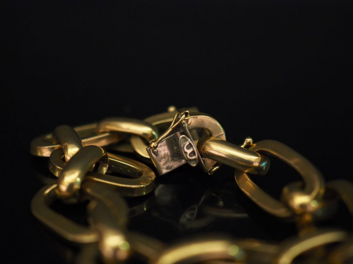 Bracelet articulé en or jaune, maille forçat. Long. 20 cm Poids. 15,85