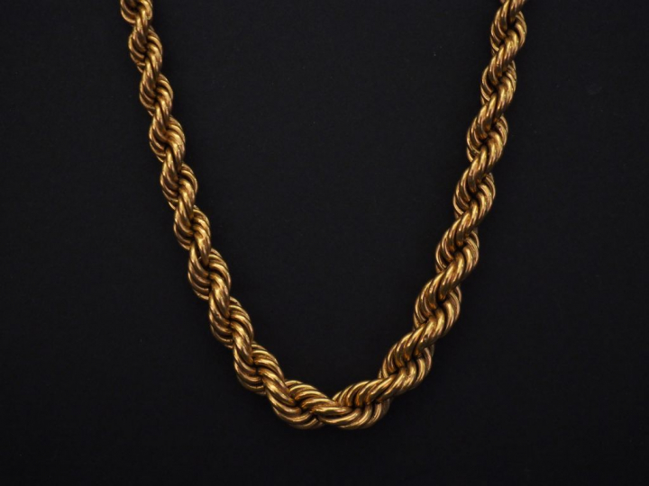 Collier souple en or jaune, maille torsadée en chute.  Chainette de sé