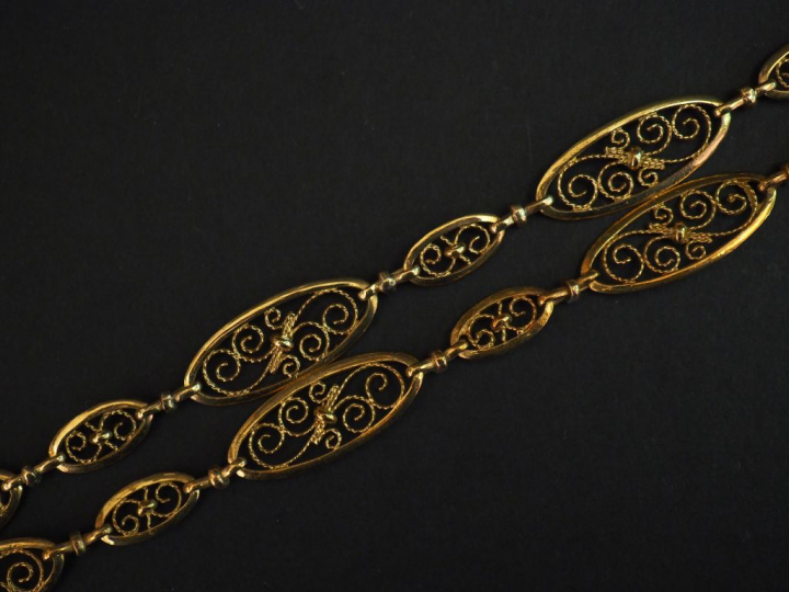 Sautoir en or jaune, composé de maillons ovales ajourés et filigranés.