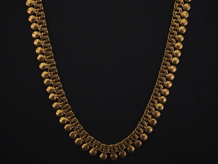Collier souple en or jaune, maille plate torsadée agrémentée d'un rang