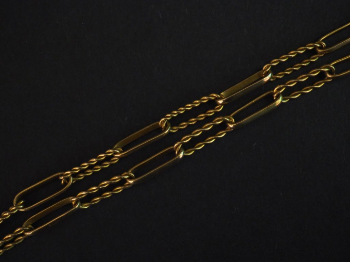 Collier souple en or jaune, composé de maillons ovales lisses et de ma