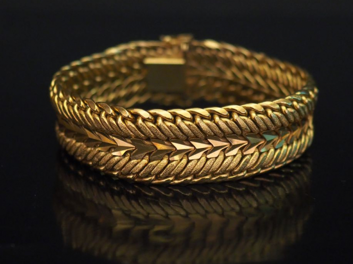 Bracelet manchette en or jaune, maille plate tressée. Long. 18,6 cm Po