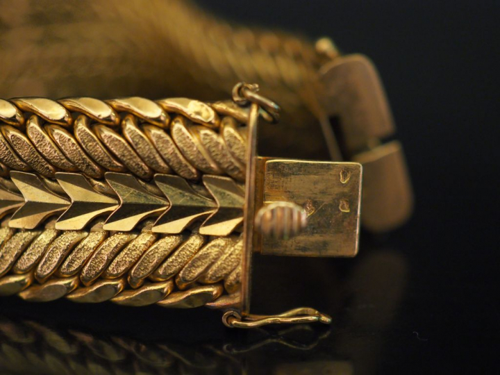 Bracelet manchette en or jaune, maille plate tressée. Long. 18,6 cm Po