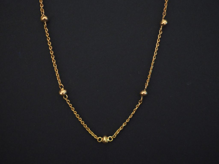 Collier souple en or jaune, maille torsadée agrémentée de petites boul