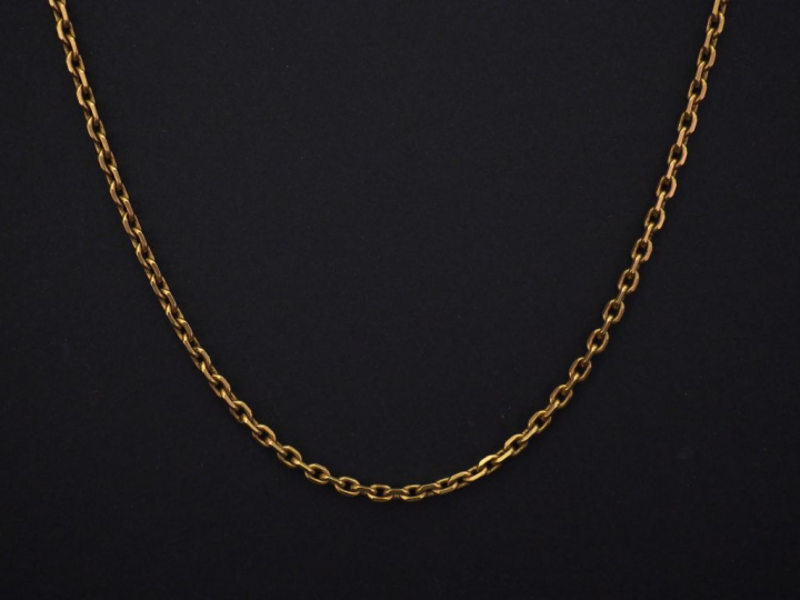 Chaine en or jaune, maille forçat. Chainette de sécurité.  Long. 66,5 