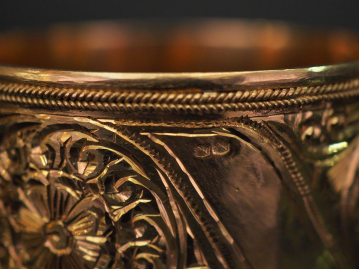 Bracelet manchette en or jaune, à décor gravé de rosaces.  Diam. 6,7 c