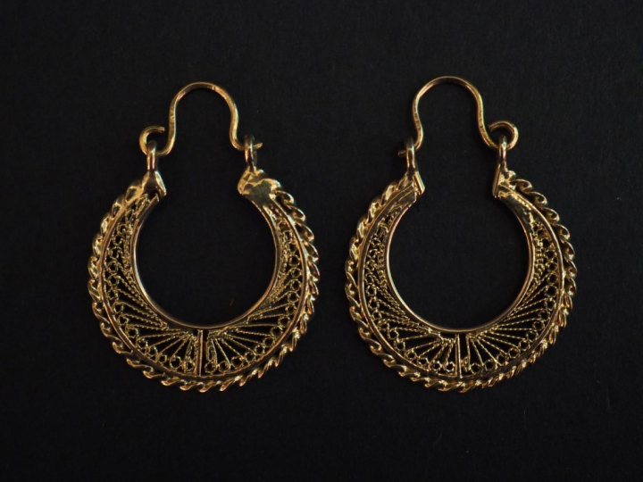 Paire de créoles en or jaune, à décor ajouré et filigrané. H. totale :