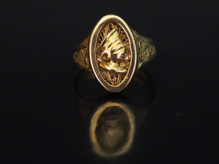 Bague en or jaune, à décor de filigranes.  TDD. 54 Poids. 4,45 g   