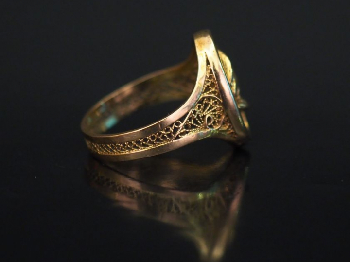 Bague en or jaune, à décor de filigranes.  TDD. 54 Poids. 4,45 g   