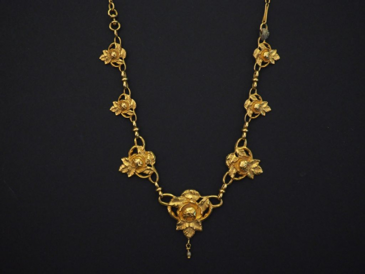 Collier souple en or jaune, orné en son centre de sept maillons à déco