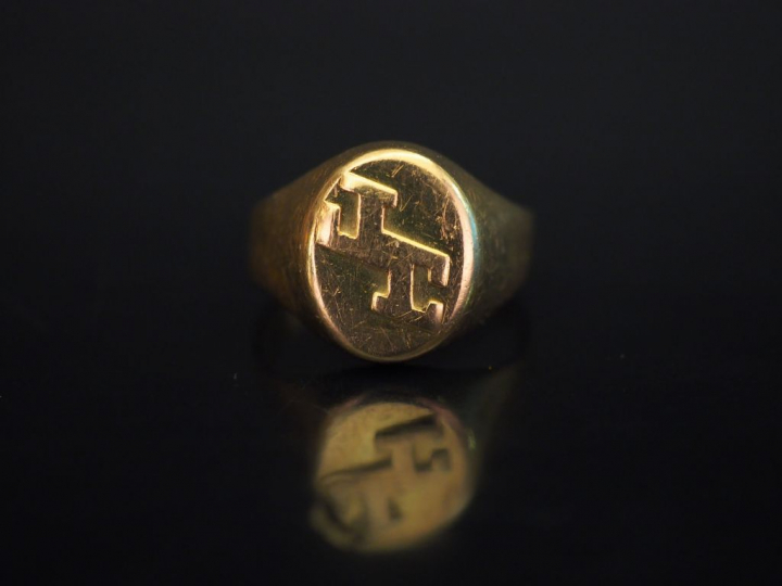 Bague chevalière en or jaune, à décor de monogramme. TDD. 61 Poids. 5,