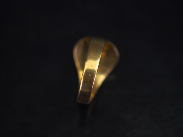 Bague chevalière en or jaune, à décor de monogramme. TDD. 61 Poids. 5,