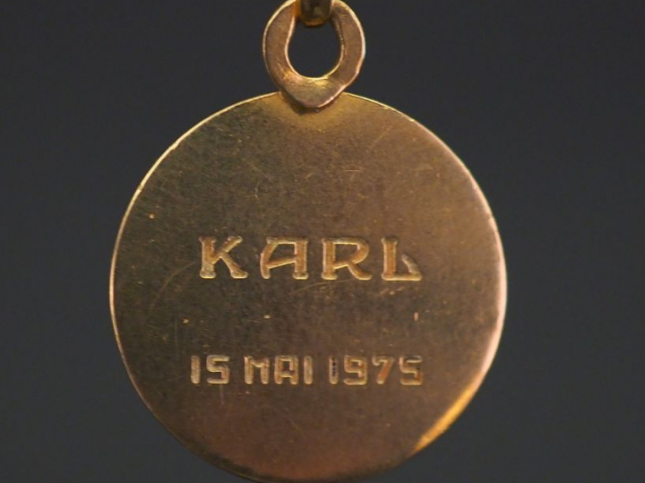 Médaille religieuse en or jaune, figurant un angelot aux oiseaux. Diam