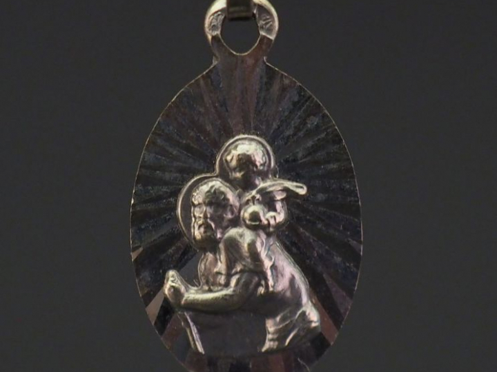 Médaille religieuse ovale en or blanc, figurant Saint Jean-Baptiste po