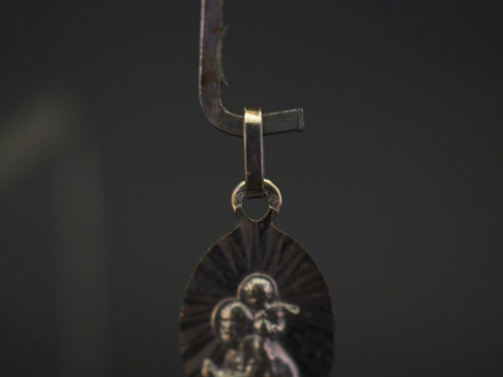 Médaille religieuse ovale en or blanc, figurant Saint Jean-Baptiste po