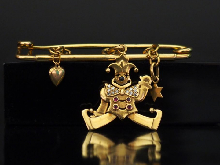 Broche barrette en or jaune, à décor de trois pendeloques dont une en 