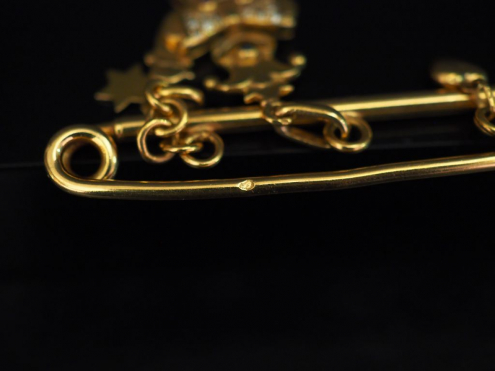 Broche barrette en or jaune, à décor de trois pendeloques dont une en 