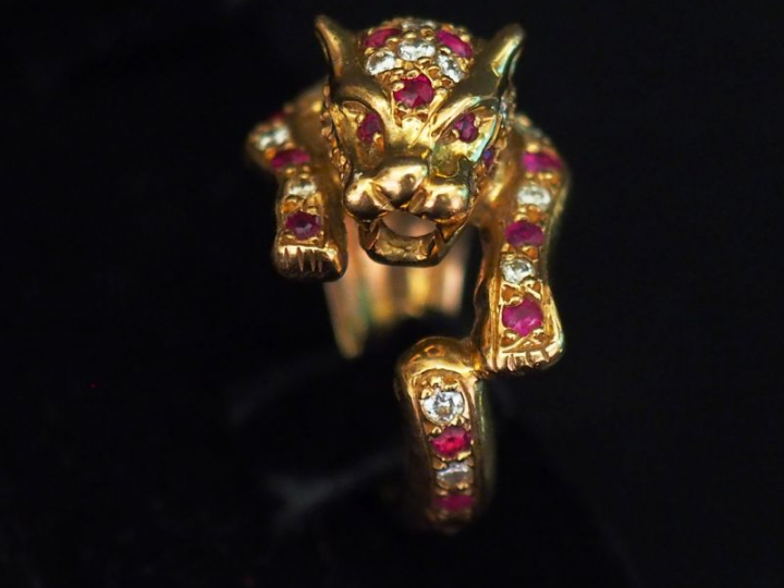Bague en or jaune figurant une panthère, sertie d'un pavage de diamant