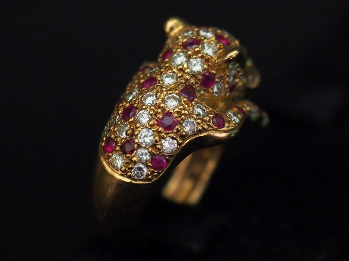 Bague en or jaune figurant une panthère, sertie d'un pavage de diamant