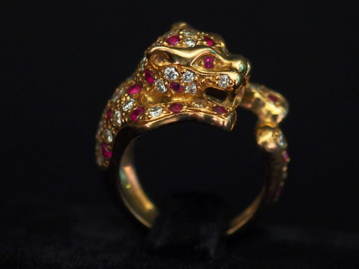 Bague en or jaune figurant une panthère, sertie d'un pavage de diamant