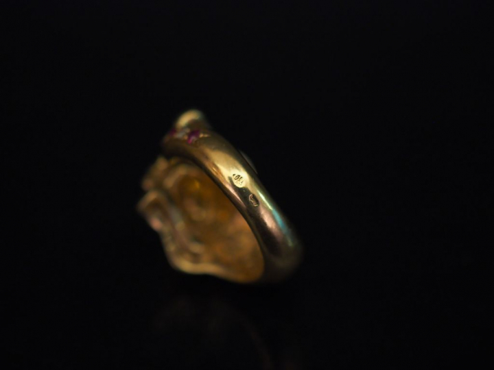 Bague en or jaune figurant une panthère, sertie d'un pavage de diamant