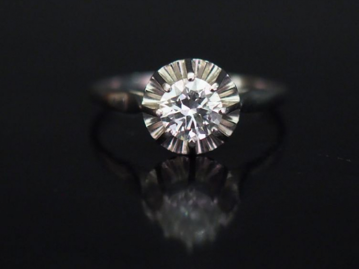 Bague solitaire en platine, sertie en son centre d'un diamant de 0,6 c