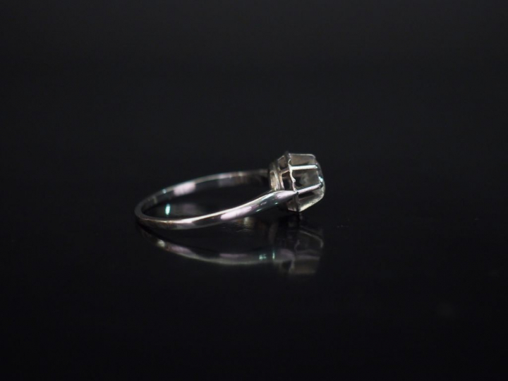 Bague solitaire en platine, sertie en son centre d'un diamant de 0,6 c