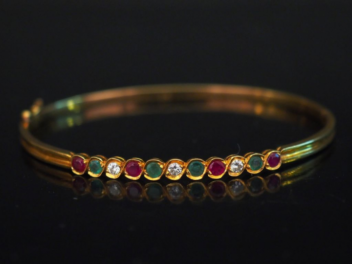 Bracelet jonc en or jaune, serti d'un rang de diamants et pierres de c