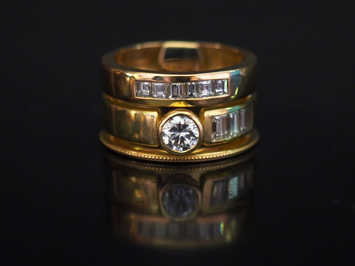 Bague trois anneaux accolés en or, sertie d'un diamant central, de dia