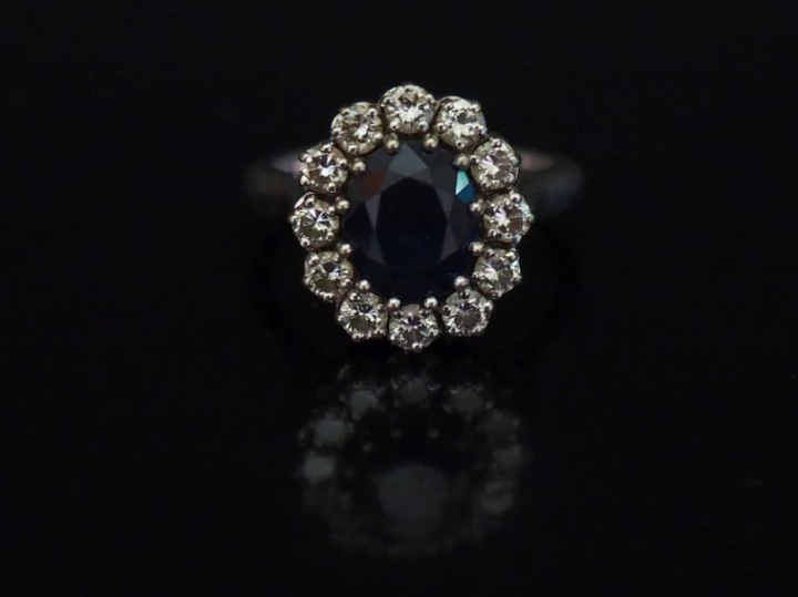 Bague de forme marguerite en or blanc, sertie en son centre d'un spahi