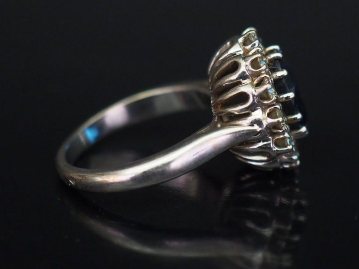 Bague de forme marguerite en or blanc, sertie en son centre d'un spahi