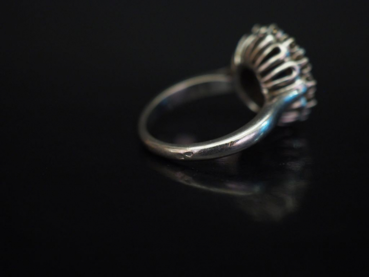 Bague de forme marguerite en or blanc, sertie en son centre d'un spahi