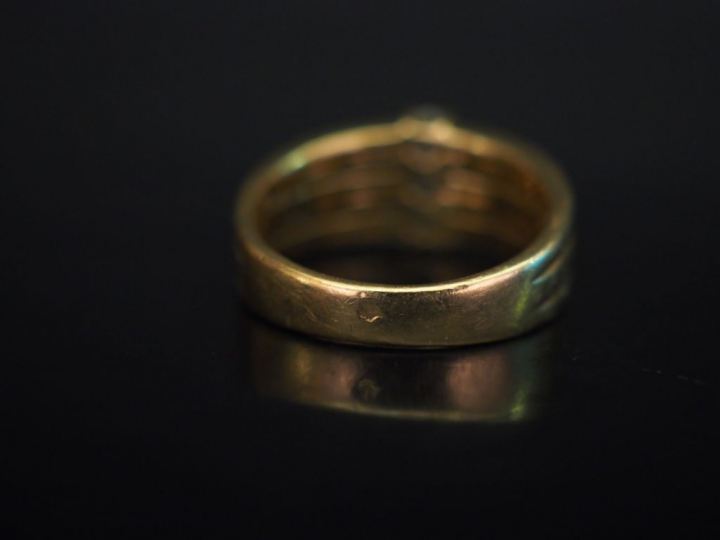 Bague en or jaune, sertie d'une ligne de trois petits diamants de 0,09