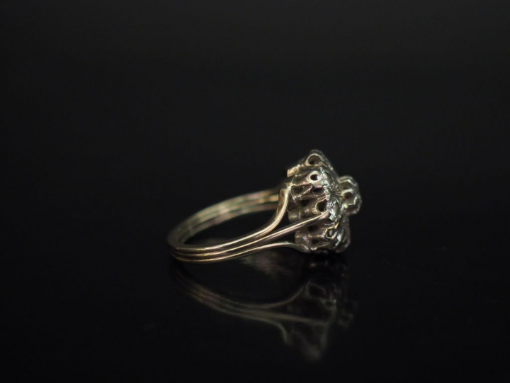 Bague de forme marguerite en or blanc, sertie en son centre d'un diama