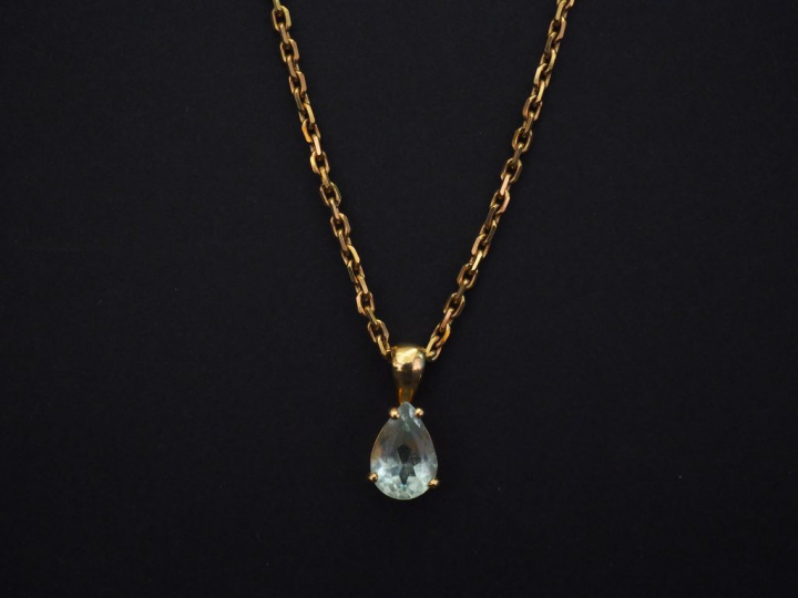 Chaine en or jaune, maille forçat, ornée d'un pendentif en or jaune, s