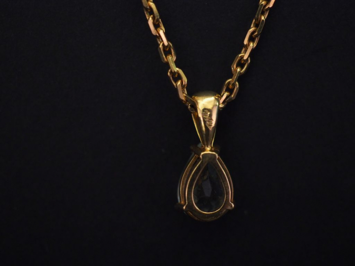 Chaine en or jaune, maille forçat, ornée d'un pendentif en or jaune, s