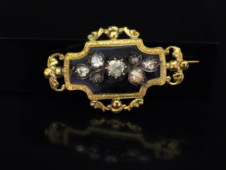 Broche Napoléon III en or jaune, émail noir et argent, à décor ajouré 