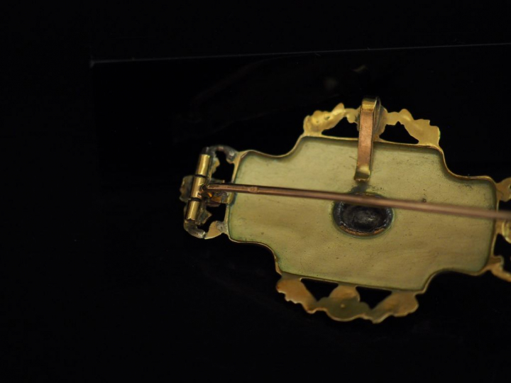 Broche Napoléon III en or jaune, émail noir et argent, à décor ajouré 