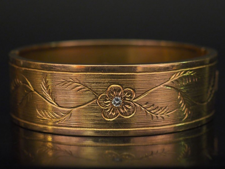 Bracelet manchette rigide Napoléon III en or jaune, à décor gravé de b