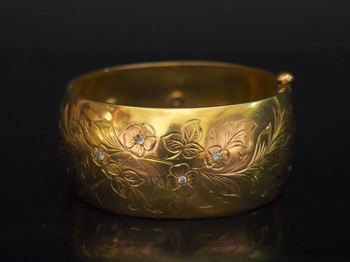 Bracelet manchette rigide Napoléon III de forme légèrement bombée en o