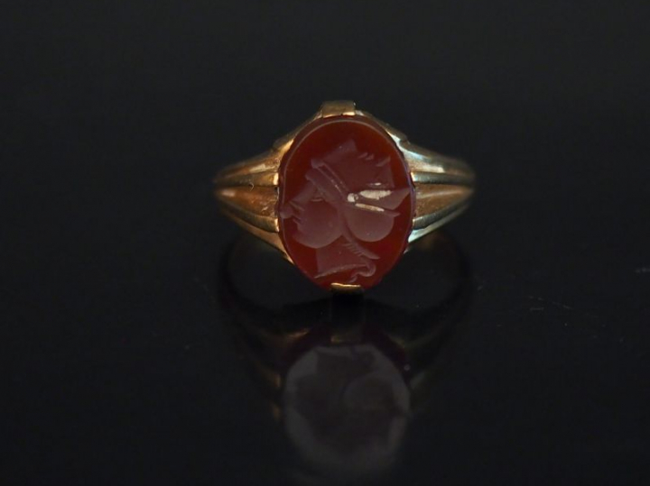 Bague en or jaune, sertie en son centre d'une intaille figurant deux v