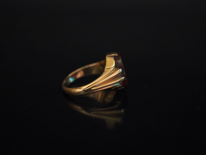 Bague en or jaune, sertie en son centre d'une intaille figurant deux v